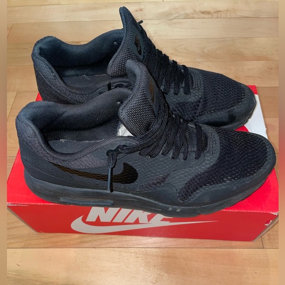 AIR MAX 1 ULTRA ESSENTIAL BLACK/BLACK SIZE 9 - Picture 3 of 12